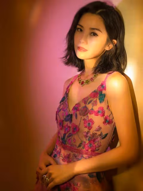 37歲蔡卓妍真放得開!大膽挑戰「3D彩繪裙」,甜美可人的樣子好絕,網友:被身材驚艷了!