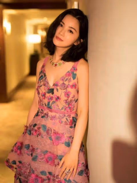 37歲蔡卓妍真放得開!大膽挑戰「3D彩繪裙」,甜美可人的樣子好絕,網友:被身材驚艷了!