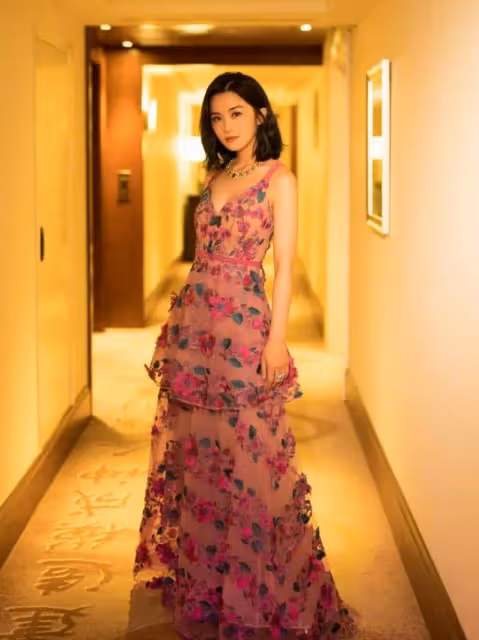 37歲蔡卓妍真放得開!大膽挑戰「3D彩繪裙」,甜美可人的樣子好絕,網友:被身材驚艷了!