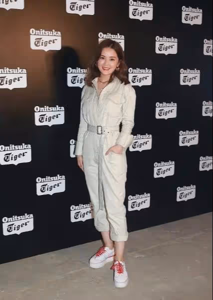 37歲蔡卓妍真放得開!大膽挑戰「3D彩繪裙」,甜美可人的樣子好絕,網友:被身材驚艷了!