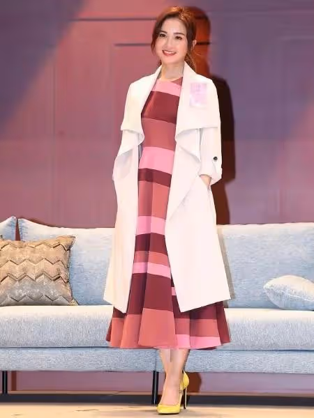 37歲蔡卓妍真放得開!大膽挑戰「3D彩繪裙」,甜美可人的樣子好絕,網友:被身材驚艷了!