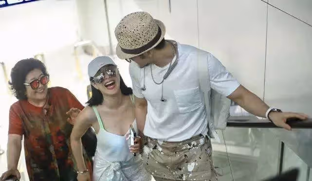 鐘麗緹真大膽,穿吊帶不夠,蕾絲內搭褲也敢穿出門,網友:身材真的惹眼