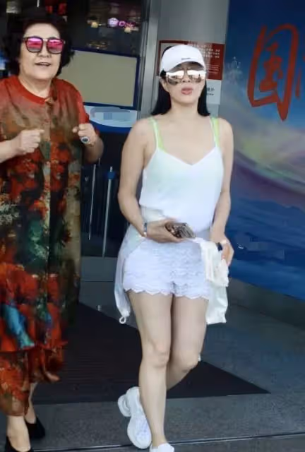 鐘麗緹真大膽,穿吊帶不夠,蕾絲內搭褲也敢穿出門,網友:身材真的惹眼