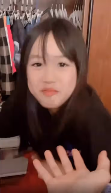 鐘麗緹11歲小女兒長大了!大眼呆萌長腿吸睛「顏值賽過兩姐姐」,網友:我等你長大