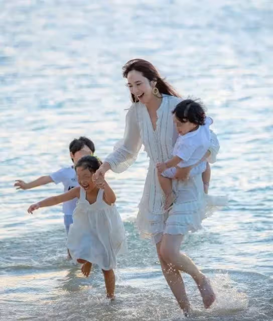 吳佩慈身材好豐滿,一襲蕾絲羽毛裙淹沒腰線,「甘蔗腿」卻很招搖
