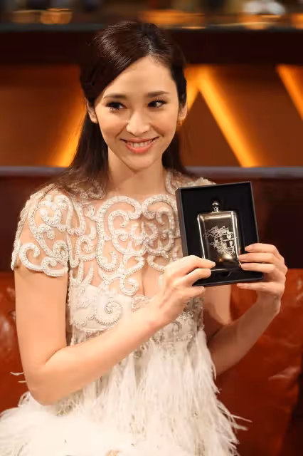 吳佩慈身材好豐滿,一襲蕾絲羽毛裙淹沒腰線,「甘蔗腿」卻很招搖