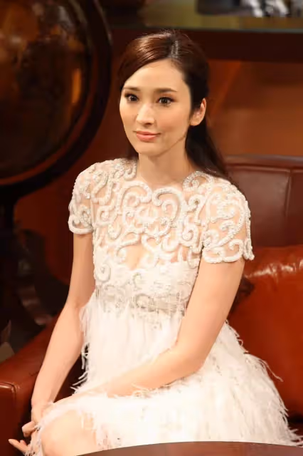吳佩慈身材好豐滿,一襲蕾絲羽毛裙淹沒腰線,「甘蔗腿」卻很招搖