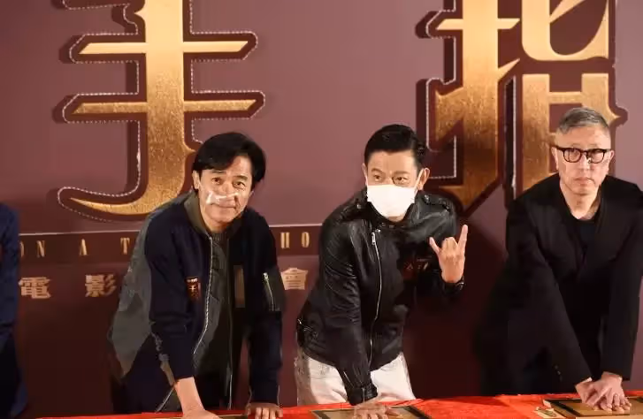 58歲梁朝偉近照曝光，造型樸素狀態飽滿，曾被讚「帥不過偉仔」，今媒評「遠不如59嵗劉德華」