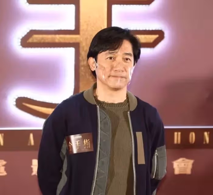 58歲梁朝偉近照曝光，造型樸素狀態飽滿，曾被讚「帥不過偉仔」，今媒評「遠不如59嵗劉德華」