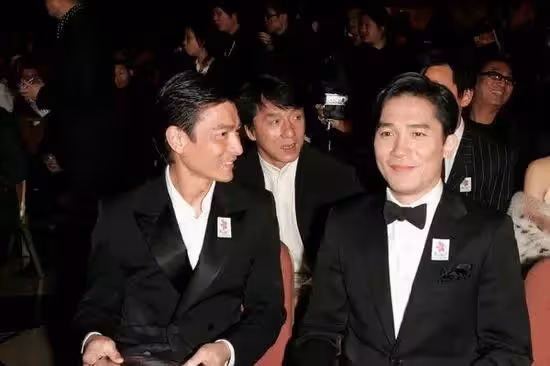 58歲梁朝偉近照曝光，造型樸素狀態飽滿，曾被讚「帥不過偉仔」，今媒評「遠不如59嵗劉德華」
