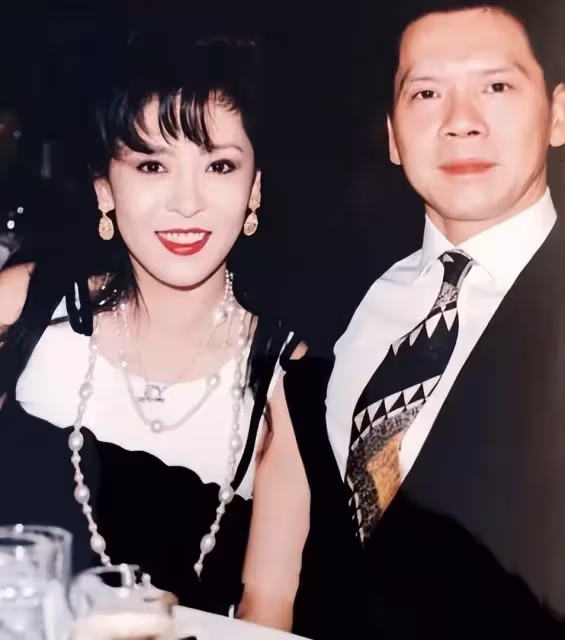 被港圈視若神明的白龍王，梁朝偉認他做乾爹，為何一生不見劉嘉玲
