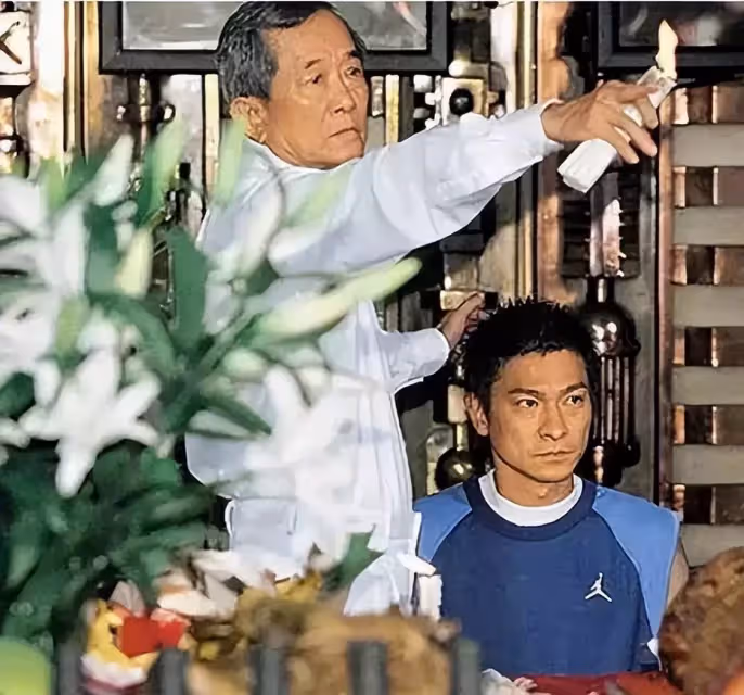被港圈視若神明的白龍王，梁朝偉認他做乾爹，為何一生不見劉嘉玲