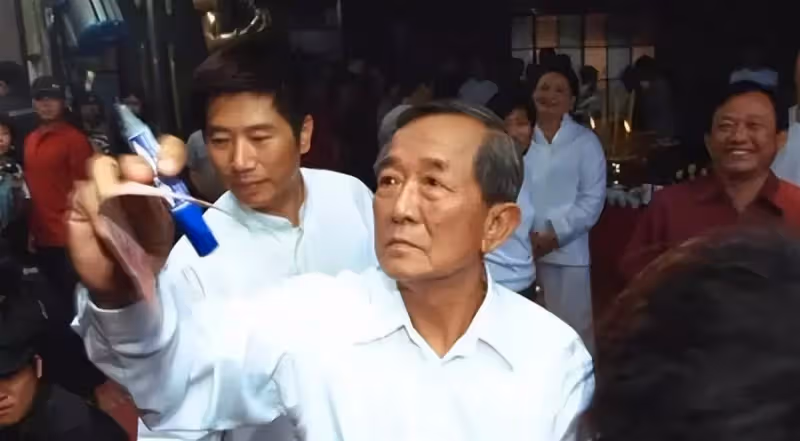 被港圈視若神明的白龍王，梁朝偉認他做乾爹，為何一生不見劉嘉玲