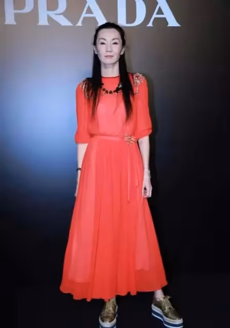 張曼玉還是敗給歲月，一襲紅裙「巴掌腰」太搶眼，網友：56歲優雅老去夠真實