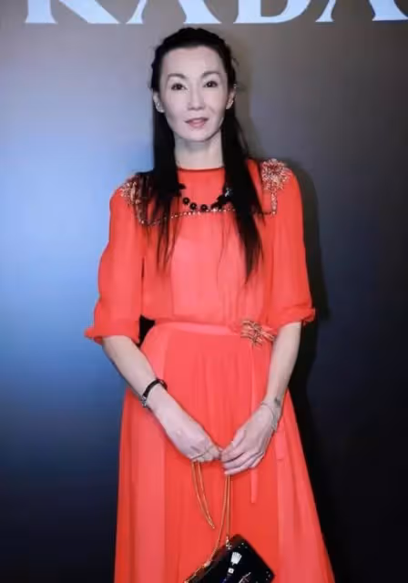 張曼玉還是敗給歲月，一襲紅裙「巴掌腰」太搶眼，網友：56歲優雅老去夠真實