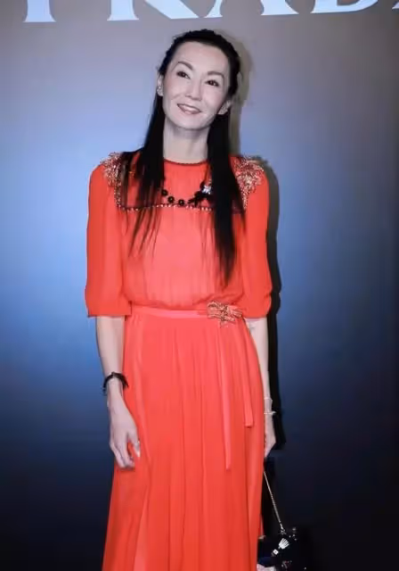 張曼玉還是敗給歲月，一襲紅裙「巴掌腰」太搶眼，網友：56歲優雅老去夠真實