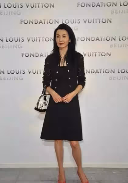 張曼玉還是敗給歲月，一襲紅裙「巴掌腰」太搶眼，網友：56歲優雅老去夠真實