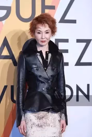 張曼玉還是敗給歲月，一襲紅裙「巴掌腰」太搶眼，網友：56歲優雅老去夠真實
