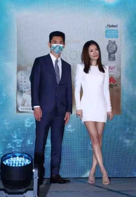 46歲林心如被寵出幸福肥！一襲緊身短裙肉肉好真實，不顧形象大笑引網狂贊：依然美
