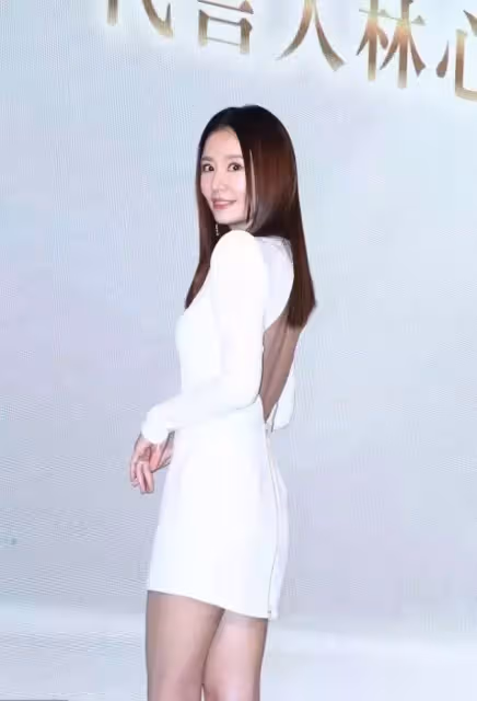 46歲林心如被寵出幸福肥！一襲緊身短裙肉肉好真實，不顧形象大笑引網狂贊：依然美