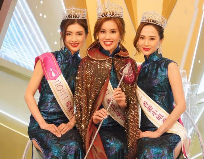 2022年港姐招募!曾志偉率領歷屆佳麗現身,上屆冠軍穿短裙秀身材