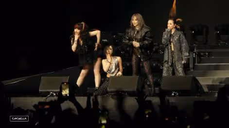 無預警合體!時隔7年韓團2NE1美國舞台齊亮相,台下觀眾傻眼