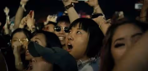 無預警合體!時隔7年韓團2NE1美國舞台齊亮相,台下觀眾傻眼