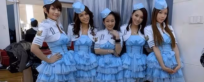 曾被保送武大和北外,後參加快女落選簽約天娛,出演小黑魔仙爆火