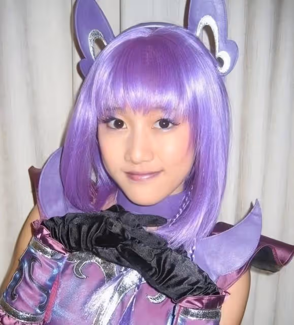 曾被保送武大和北外,後參加快女落選簽約天娛,出演小黑魔仙爆火
