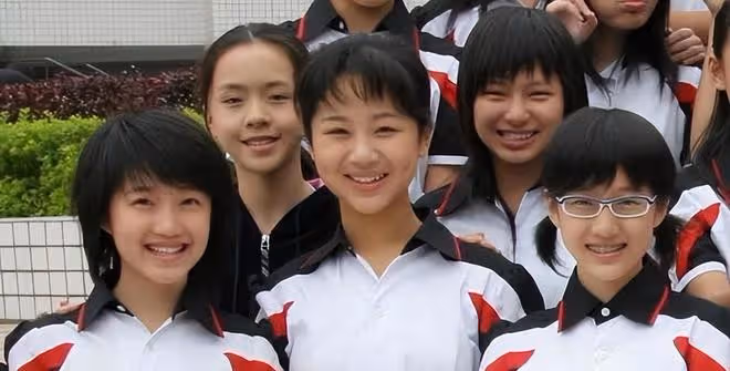 曾被保送武大和北外,後參加快女落選簽約天娛,出演小黑魔仙爆火