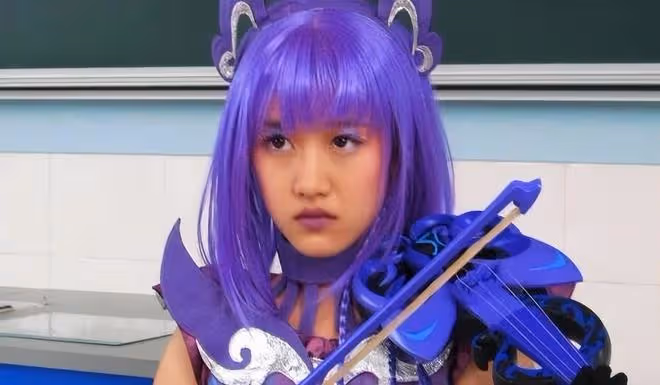 曾被保送武大和北外,後參加快女落選簽約天娛,出演小黑魔仙爆火