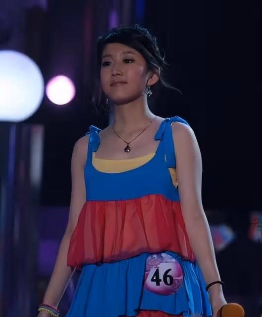 曾被保送武大和北外,後參加快女落選簽約天娛,出演小黑魔仙爆火