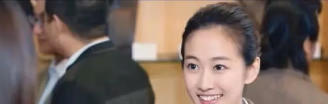 曾被保送武大和北外,後參加快女落選簽約天娛,出演小黑魔仙爆火