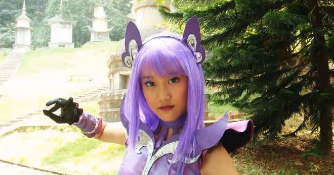 曾被保送武大和北外,後參加快女落選簽約天娛,出演小黑魔仙爆火