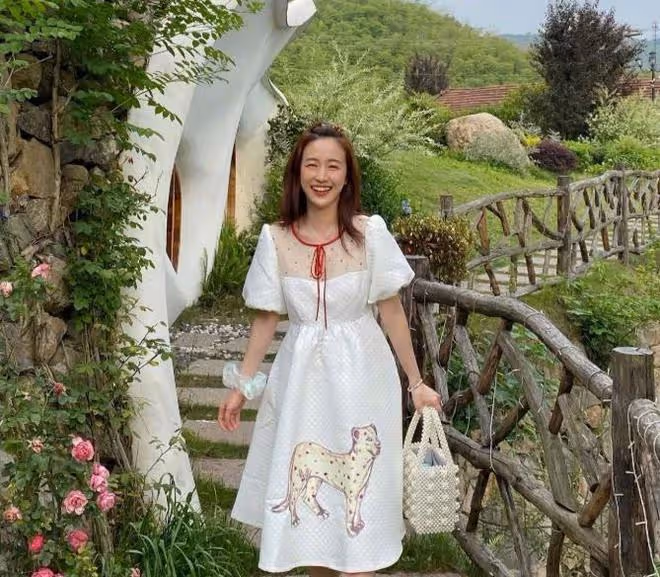 曾被保送武大和北外,後參加快女落選簽約天娛,出演小黑魔仙爆火