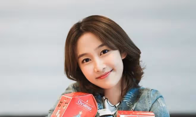 曾被保送武大和北外,後參加快女落選簽約天娛,出演小黑魔仙爆火