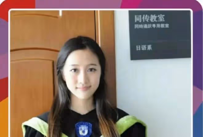 曾被保送武大和北外,後參加快女落選簽約天娛,出演小黑魔仙爆火