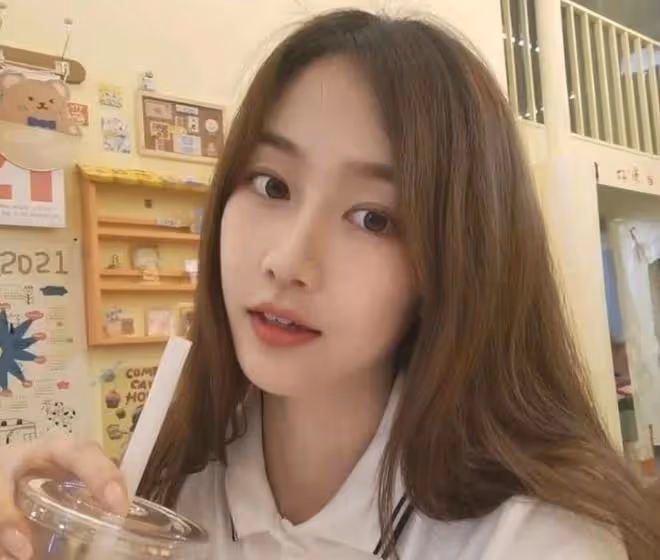 曾被保送武大和北外,後參加快女落選簽約天娛,出演小黑魔仙爆火