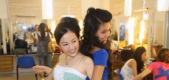 曾被保送武大和北外,後參加快女落選簽約天娛,出演小黑魔仙爆火