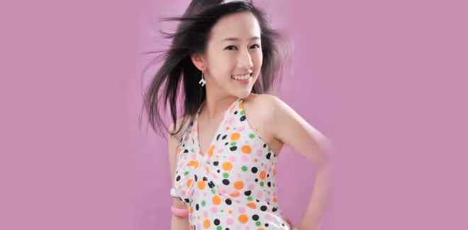 曾被保送武大和北外,後參加快女落選簽約天娛,出演小黑魔仙爆火