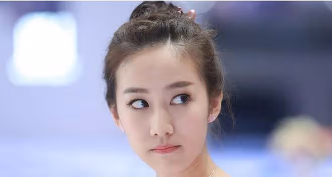 曾被保送武大和北外,後參加快女落選簽約天娛,出演小黑魔仙爆火