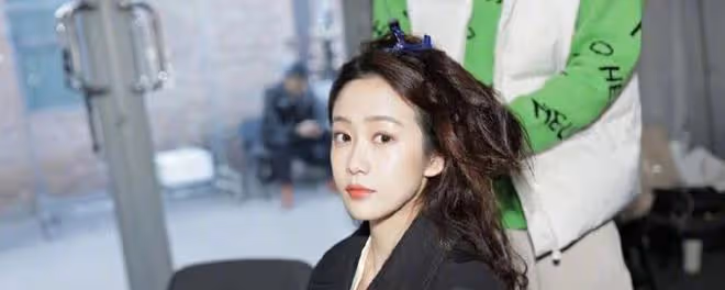 曾被保送武大和北外,後參加快女落選簽約天娛,出演小黑魔仙爆火