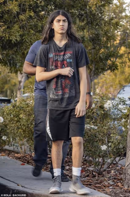 麥可傑克森7歲兒長大了!當年「濃眉大眼+長髮」被說超不像 如今20歲「五官一比對」:跟老爸一樣