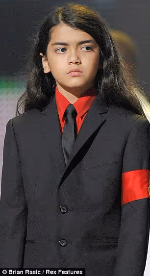麥可傑克森7歲兒長大了!當年「濃眉大眼+長髮」被說超不像 如今20歲「五官一比對」:跟老爸一樣