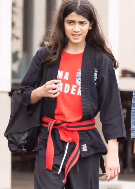 麥可傑克森7歲兒長大了!當年「濃眉大眼+長髮」被說超不像 如今20歲「五官一比對」:跟老爸一樣