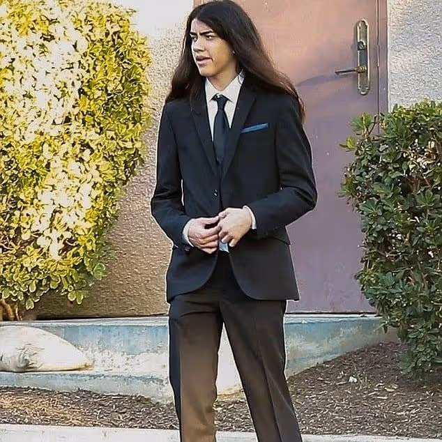 麥可傑克森7歲兒長大了!當年「濃眉大眼+長髮」被說超不像 如今20歲「五官一比對」:跟老爸一樣