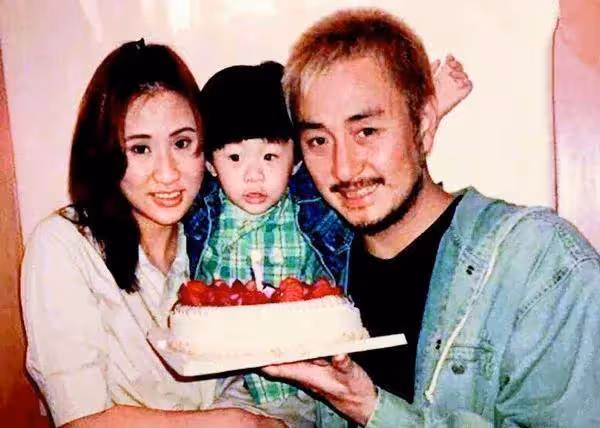 62歲「花無缺」滿頭白髮!搭檔梁朝偉,帥比古天樂,最紅時被雪藏,網友:心態好才是重點