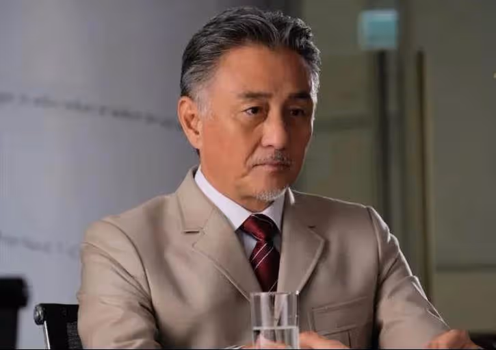 62歲「花無缺」滿頭白髮!搭檔梁朝偉,帥比古天樂,最紅時被雪藏,網友:心態好才是重點