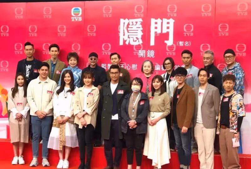 62歲「花無缺」滿頭白髮!搭檔梁朝偉,帥比古天樂,最紅時被雪藏,網友:心態好才是重點