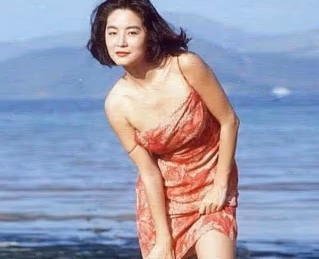 林青霞35年前照片曝光,弔帶紅裙讓男人淪陷,完美身材成了亮點